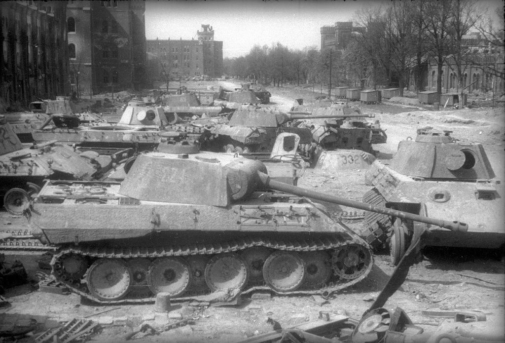 The wrecks of the Pz.Kpfw V "Panther" tanks in Vienna 1945