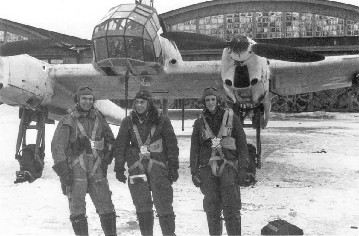 The_crew_of_the_German_aircraft_FW-189A_near_Kursk