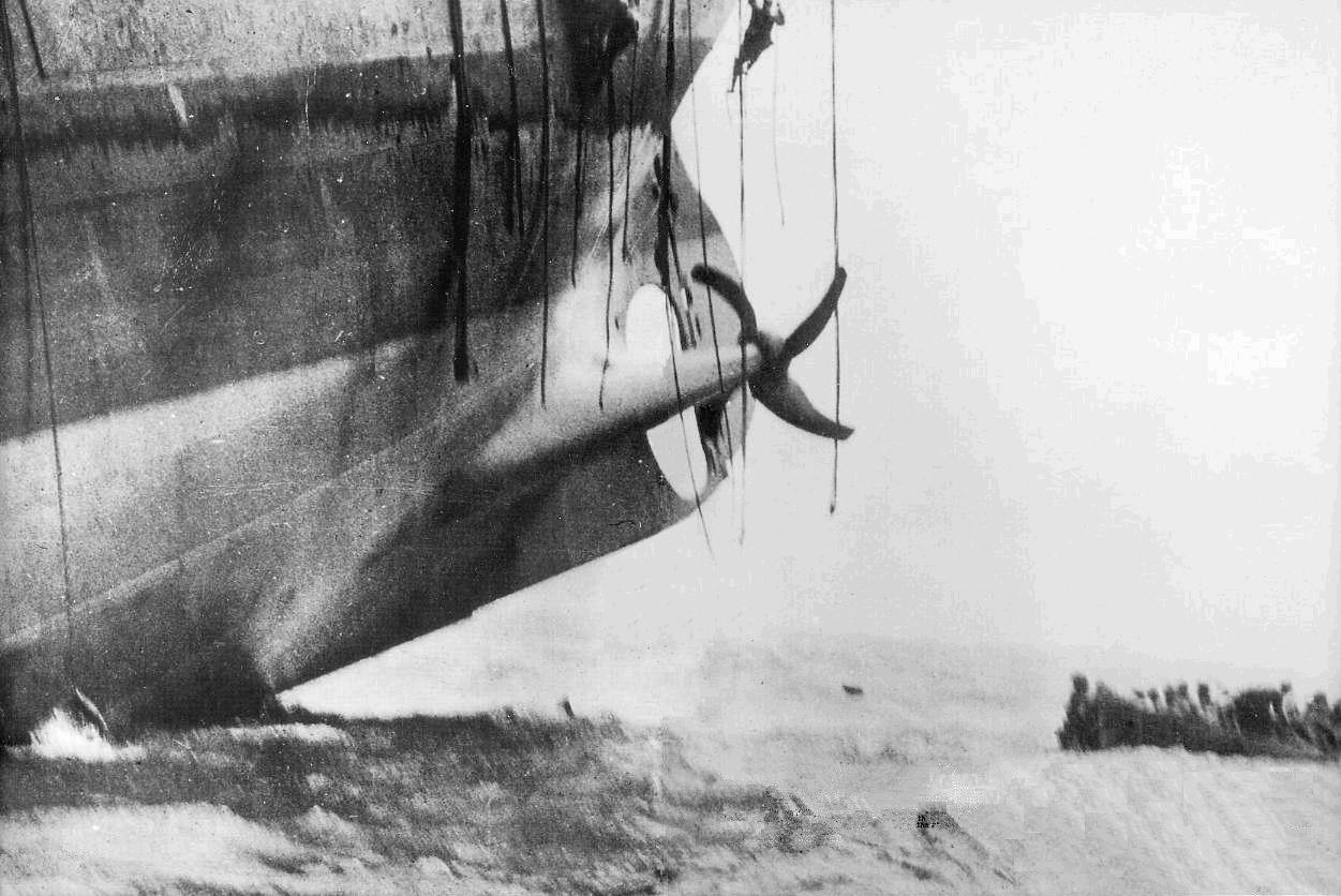 US-ship-torpedoed-by_German-U-boat_1915