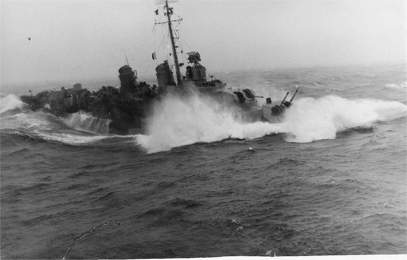 US_Destroyer in very stormy South China Seas