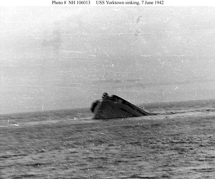 USS_Yorktown_going_down