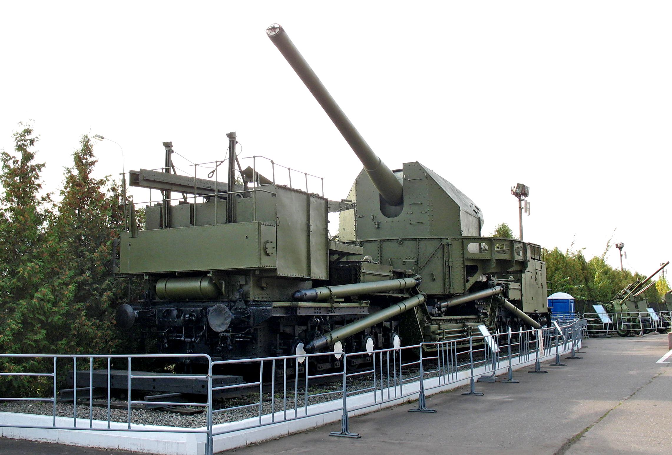 v42280_RussianWW2-180mmTM-1-180railroad-naval-gun