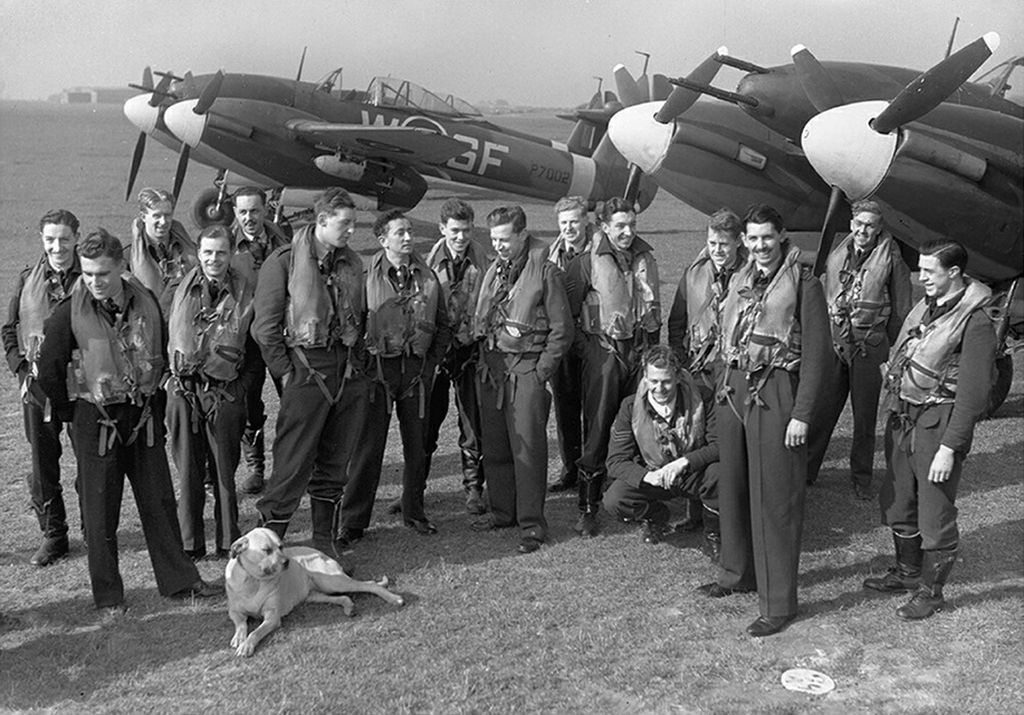 Westland Whirlwind s/n. P7002, code SF-W of no.137 Squadron RAF and the squadron pilots