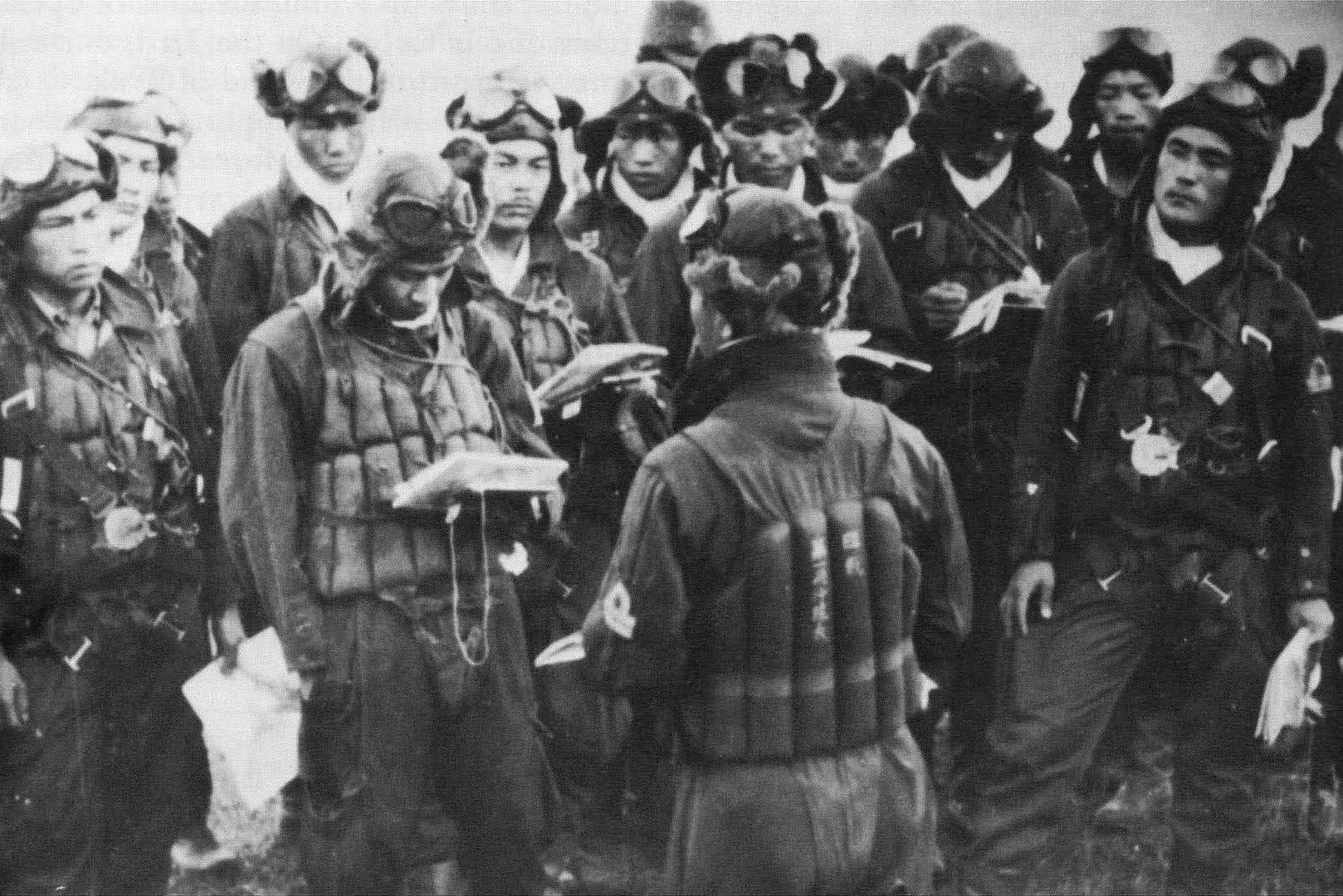Zuikaku_fighter_pilots_at_Buin_April_1943
