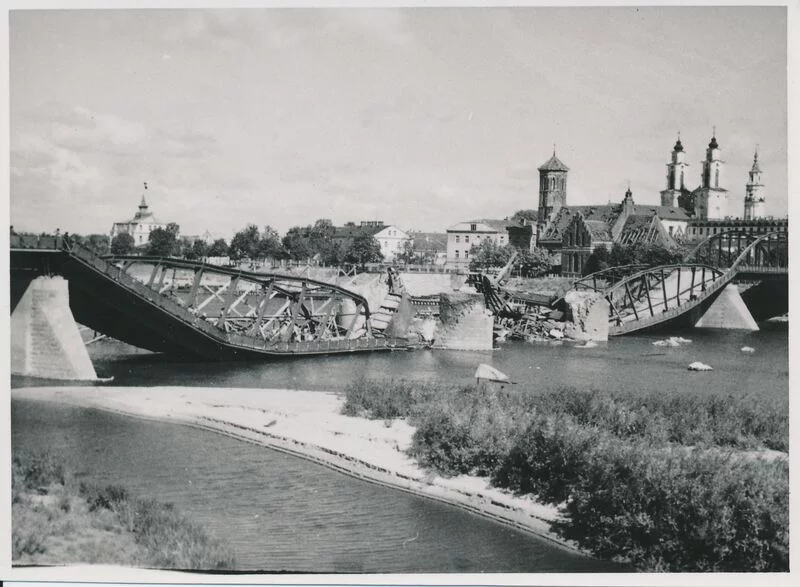 Vytautas_the_Great_bridge_in_Kaunas%2C_destroyed_by_the_retreating_Soviet_army%2C_Kaunas%2C_Lithuania%2C_1941.webp